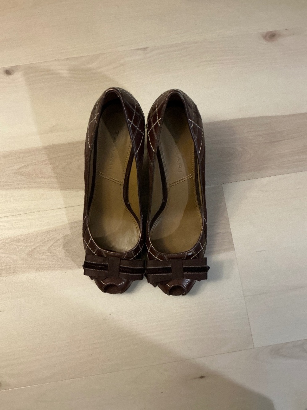 Tahari peep toe pumps size 8 in brown